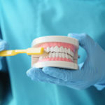 Wszechstronne leczenie stomatologiczne – odkryj trasę do zdrowej i pięknego uśmiechu.
